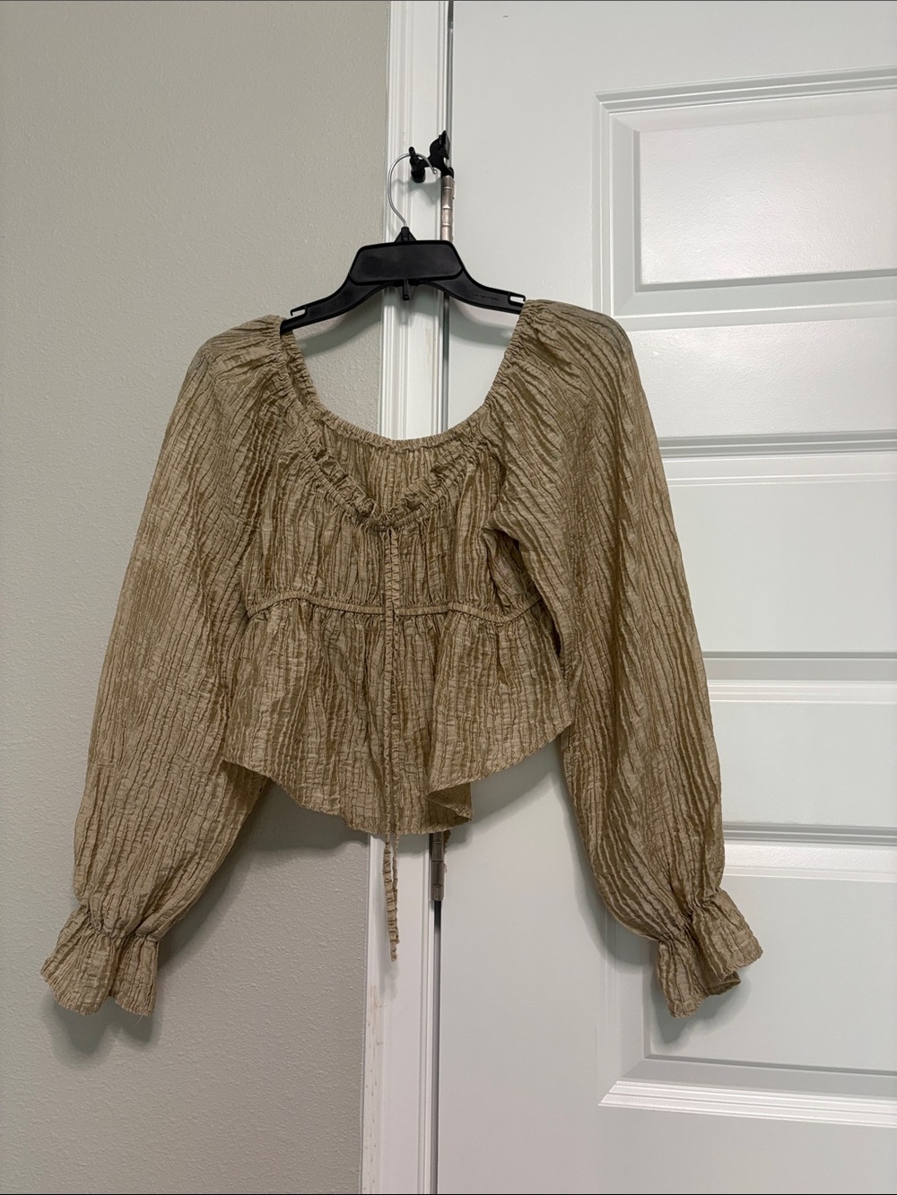 Cropped Crinkle Peasant Blouse in Taupe